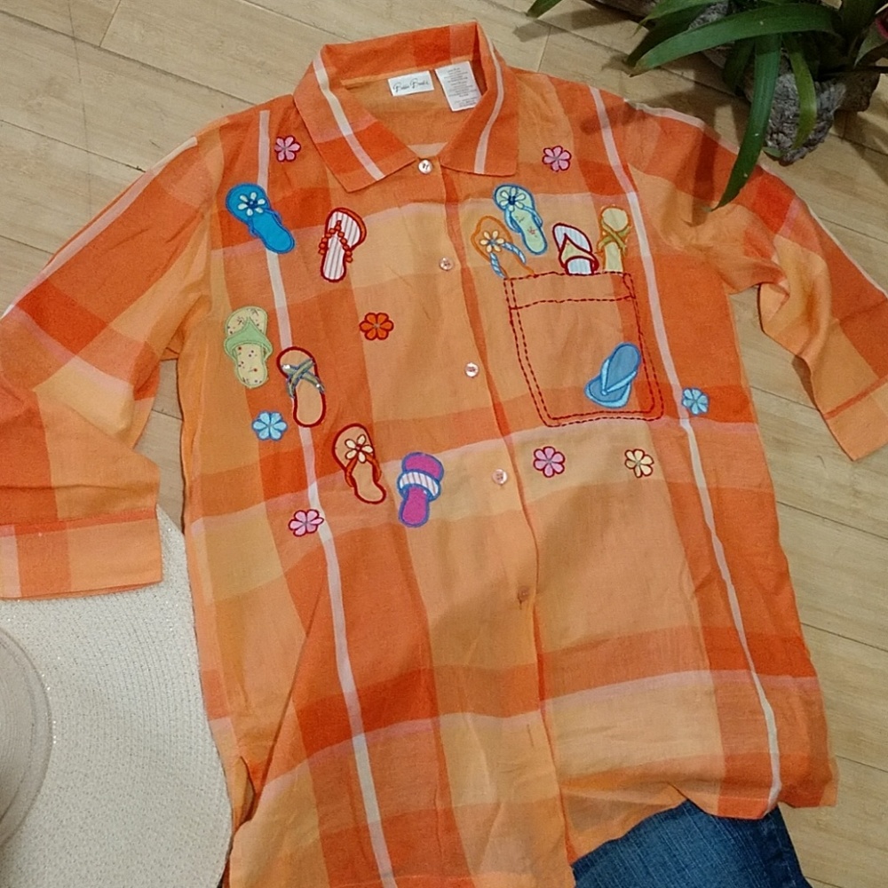5/$25 Bobbie Brooke fun flip flop button front top